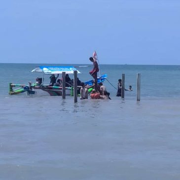 Tim PPK Ormawa FPIK UPS lakukan Pemasangan Konstruksi Kerang Hijau di Pantai Pulau Komodo